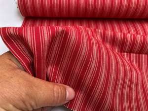 Fastvævet bomuld - fine striber i flot rød og beige